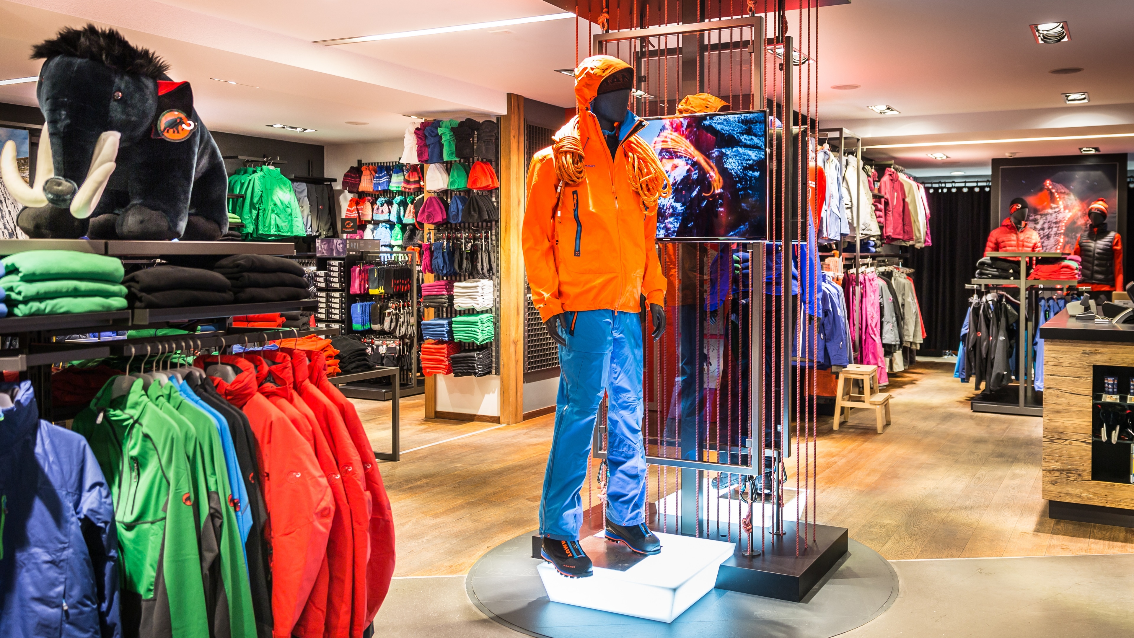 Mammut Mannequin Display