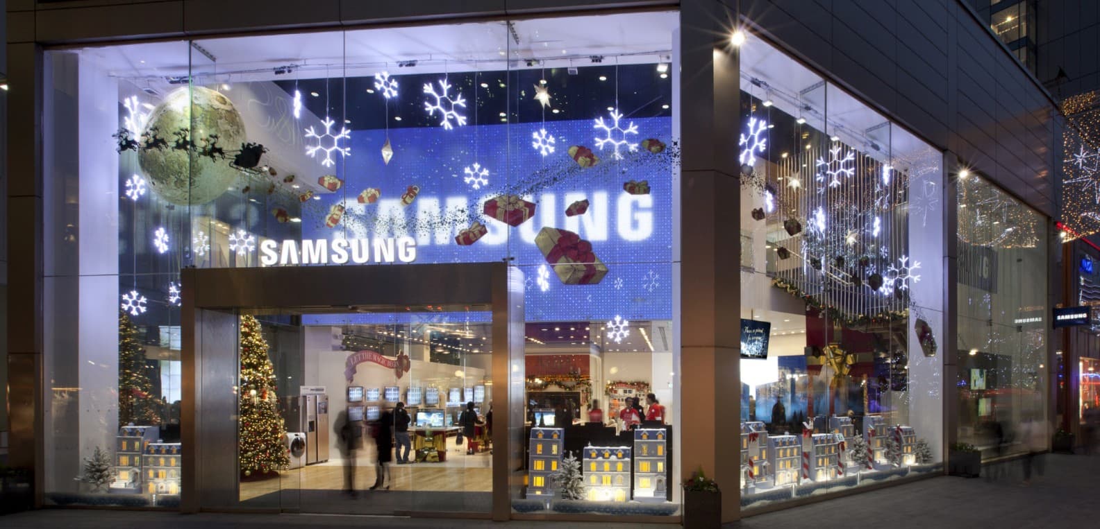 Samsung Christmas Campaign, Exterior Storefront